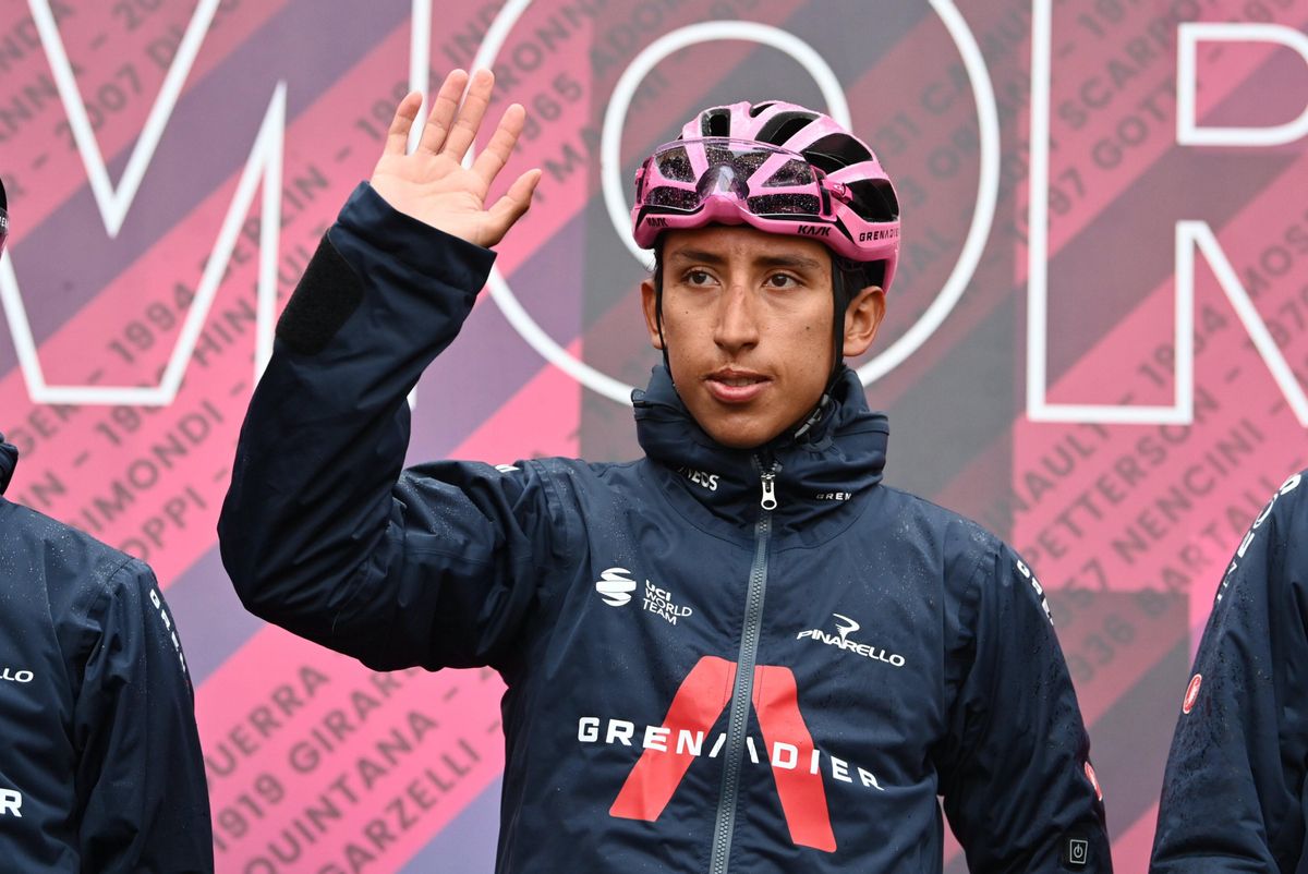 Egan Bernal, este lunes, en el podio de salida de la 16ª etapa del Giro. Egan Bernal, este lunes, en el podio de salida de la 16ª etapa del Giro.