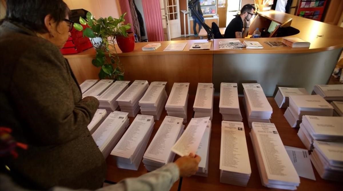 Una mujer busca su papeleta electoral en los comicios del 27-S. Una mujer busca su papeleta electoral en los comicios del 27-S.