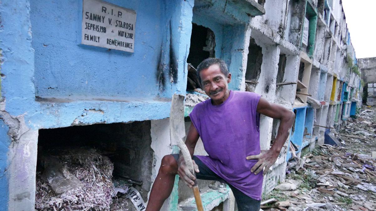 Emong Ramos, uno de los trabajadores que se encarga de vaciar y limpiar los nichos de un cementerio de Manila.