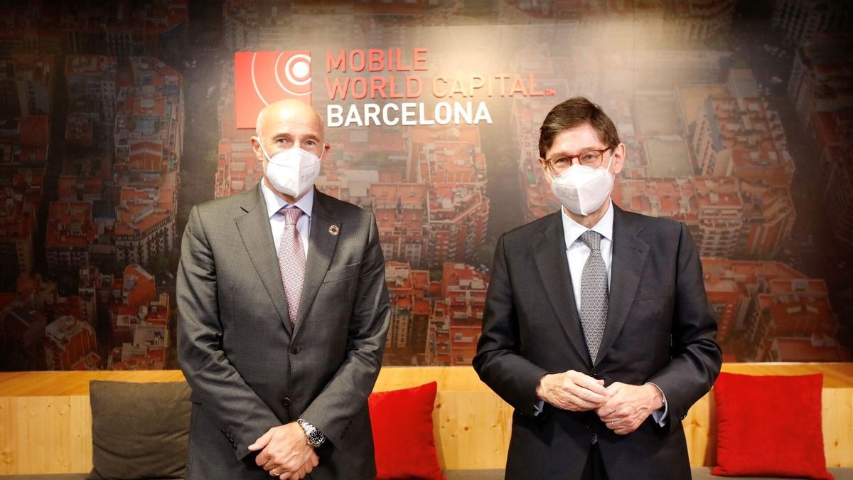 El presidente de CaixaBank, José Ignacio Goirigolzarri (derecha), y el consejero delegado de Mobile World Capital, Carles Grau. El presidente de CaixaBank, José Ignacio Goirigolzarri (derecha), y el consejero delegado de Mobile World Capital, Carles Grau.