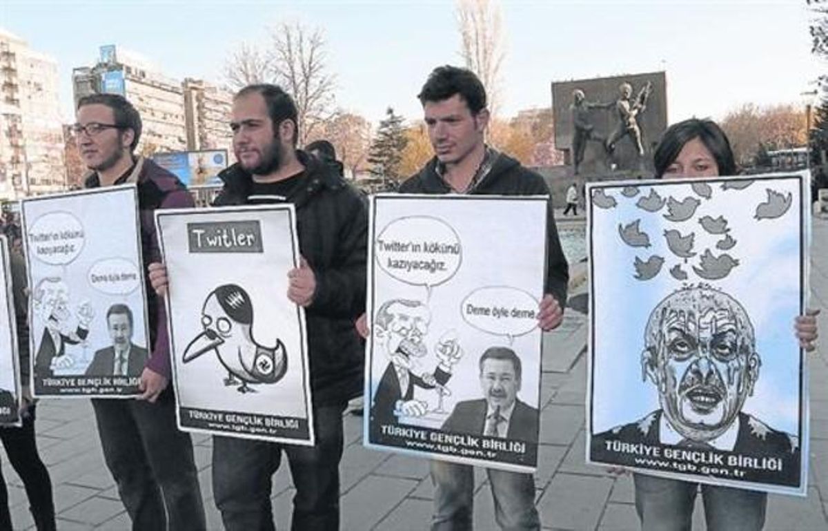 Jóvenes activistas sostienen carteles contra el cierre de Twitter, el pasado día 21 en Ankara. Jóvenes activistas sostienen carteles contra el cierre de Twitter, el pasado día 21 en Ankara.