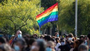 Cientos de manifestantes se reúnen durante la marcha del ’Orgullo’, en la plaza Universitat de Barcelona.