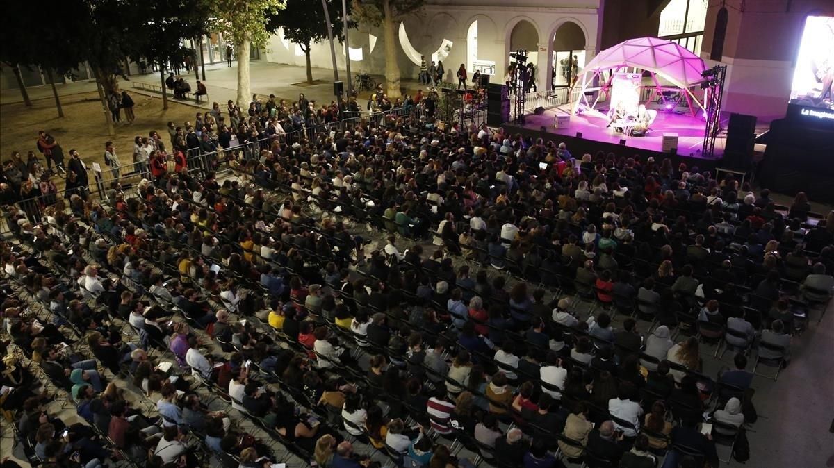 Aspecto de la plaza Joan Coromines durante el encuentro de Marina Garcés y Gayati Spivac para hablar de educación del futuro. Aspecto de la plaza Joan Coromines durante el encuentro de Marina Garcés y Gayati Spivac para hablar de educación del futuro.