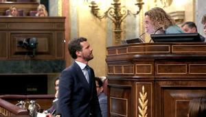 El líder del PP, Pablo Casado, habla con la presidenta del Congreso, Meritxell Batet, justo antes de intervenir. 