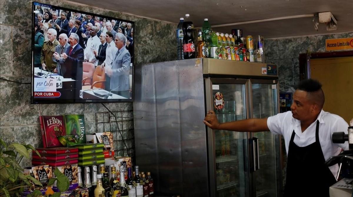 Un cubano sigue en su restaurante la sesión de la Asamblea Nacional.