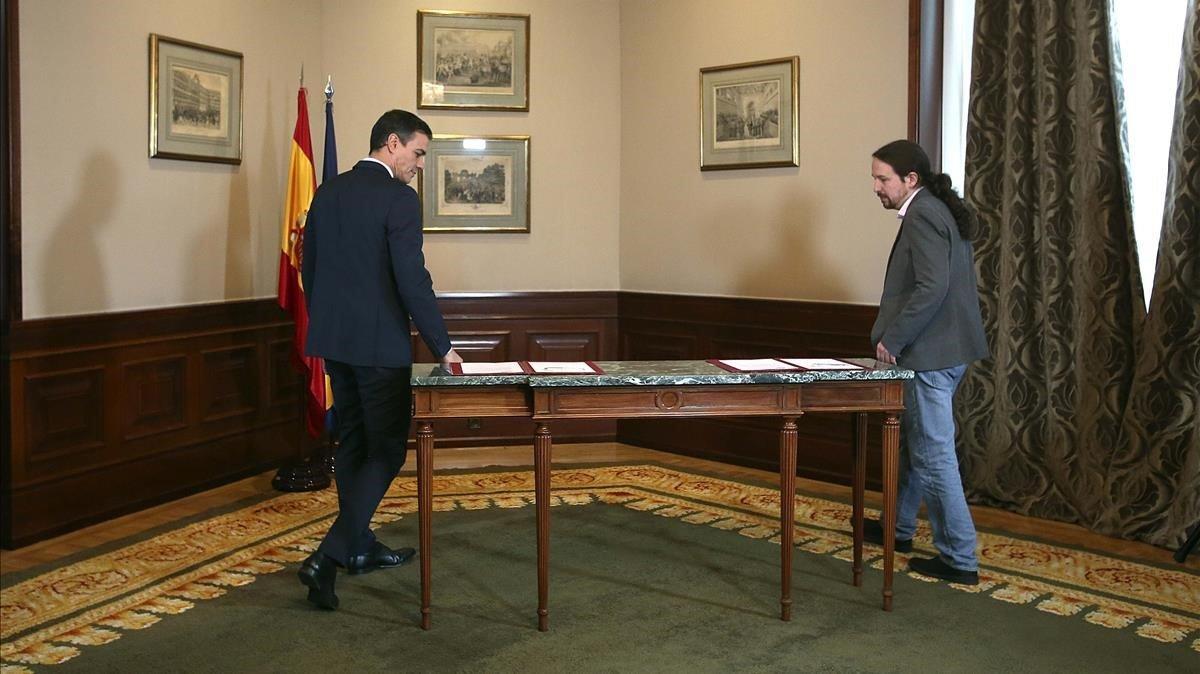 Pedro Sánchez y Pablo Iglesias, antes de firmar el acuerdo.