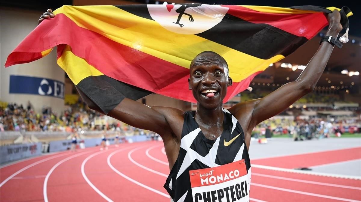 Cheptegei, ufano con la bandera de Uganda tras batir la marca de Bekele en el 5.000 en Mónaco. Cheptegei, ufano con la bandera de Uganda tras batir la marca de Bekele en el 5.000 en Mónaco.