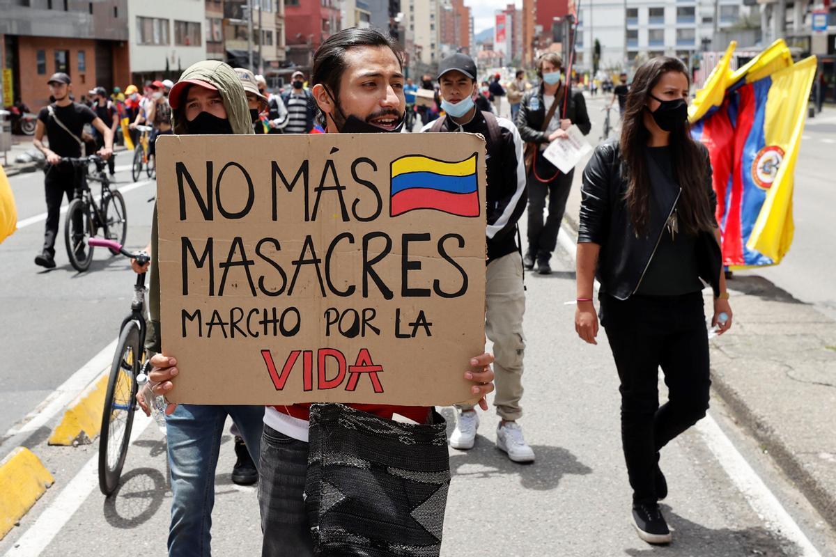 Jóvenes marchan contra la violencia policial y contra las políticas del Gobierno de Iván Duque, en Bogotá.