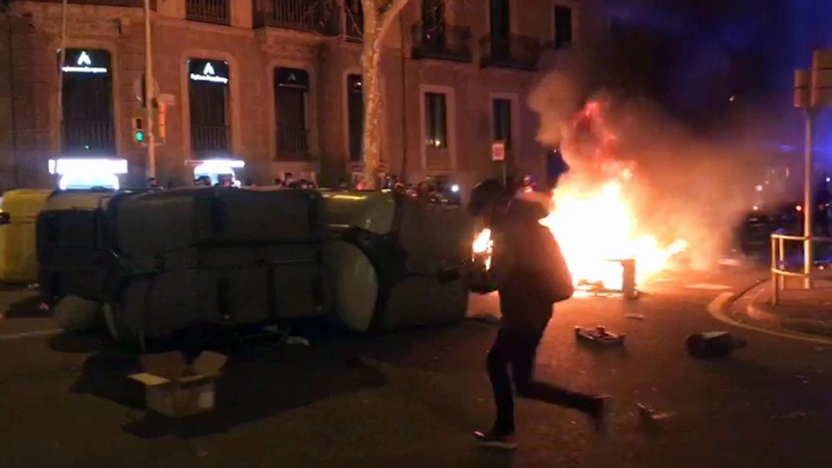 Segundo dia de disturbios por la detención de Pablo Hasél Segundo dia de disturbios por la detención de Pablo Hasél