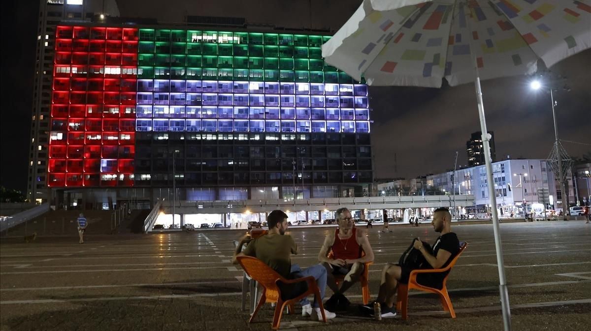 El edifico del ayuntamiento de Tel Aviv iluminado con la bandera de los Emiratos Árabes Unidos. El edifico del ayuntamiento de Tel Aviv iluminado con la bandera de los Emiratos Árabes Unidos.