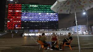 El edifico del ayuntamiento de Tel Aviv iluminado con la bandera de los Emiratos Árabes Unidos.