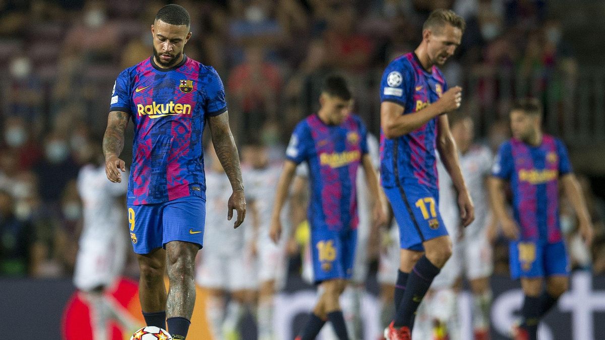 Memphis, Luuk de Jong y Pedri cabizbajos tras encajar el segundo gol Memphis, Luuk de Jong y Pedri cabizbajos tras encajar el segundo gol