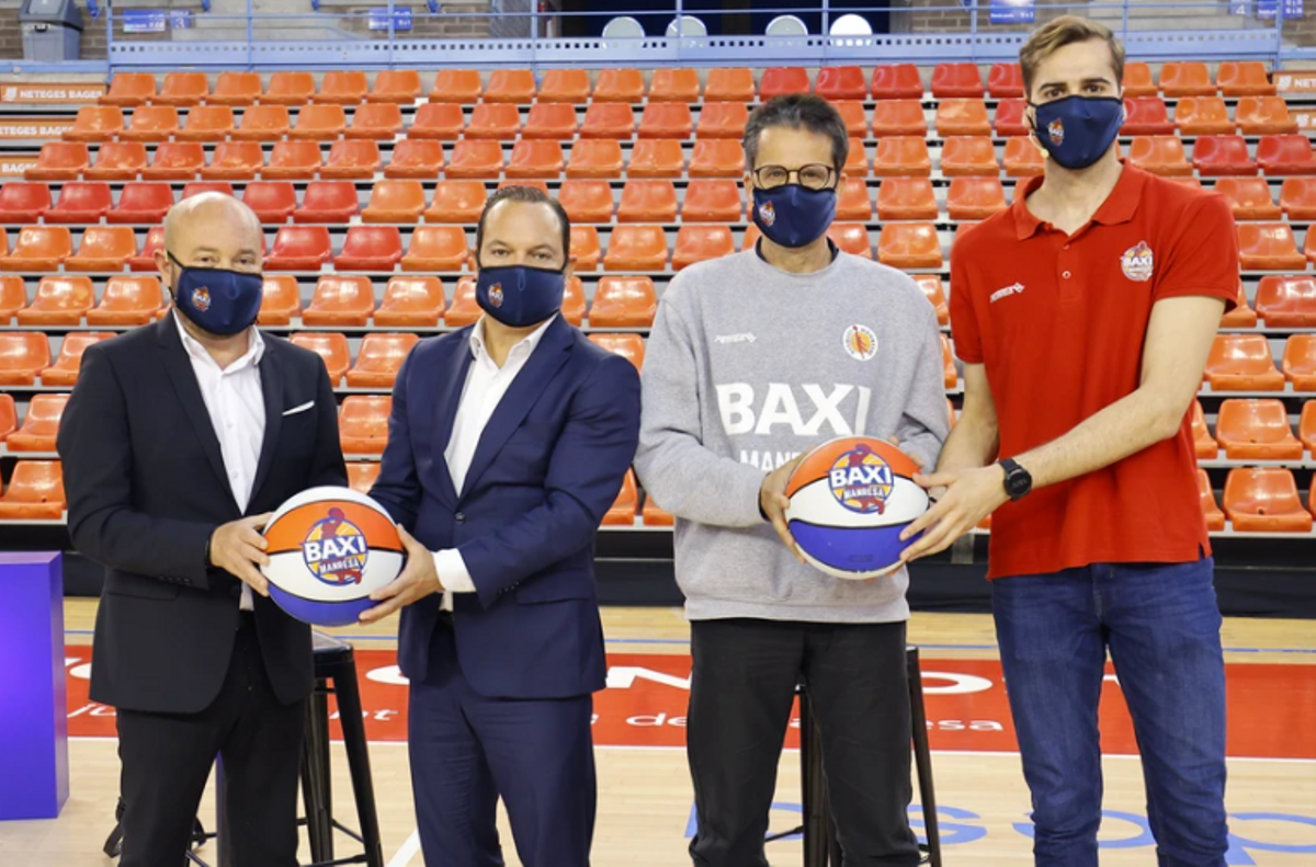 Sáez, presidente del Manresa, y Mestres, CEO de Baxi, posan junto a Pedro Martínez y Guillem Jou en el acto de renovación Sáez, presidente del Manresa, y Mestres, CEO de Baxi, posan junto a Pedro Martínez y Guillem Jou en el acto de renovación
