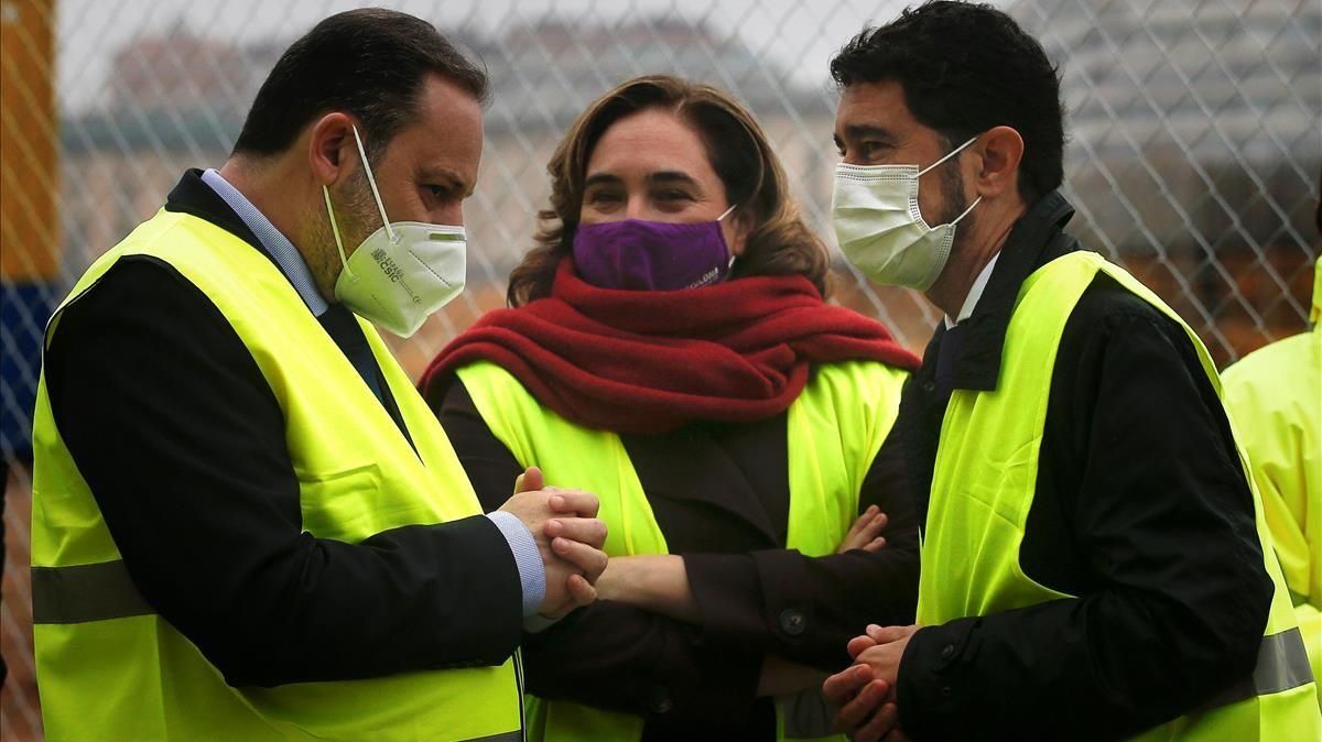 Ábalos, junto a la alcaldesa Colau y el ’conseller’ Calvet, durante una visita a la Sagrera Ábalos, junto a la alcaldesa Colau y el ’conseller’ Calvet, durante una visita a la Sagrera