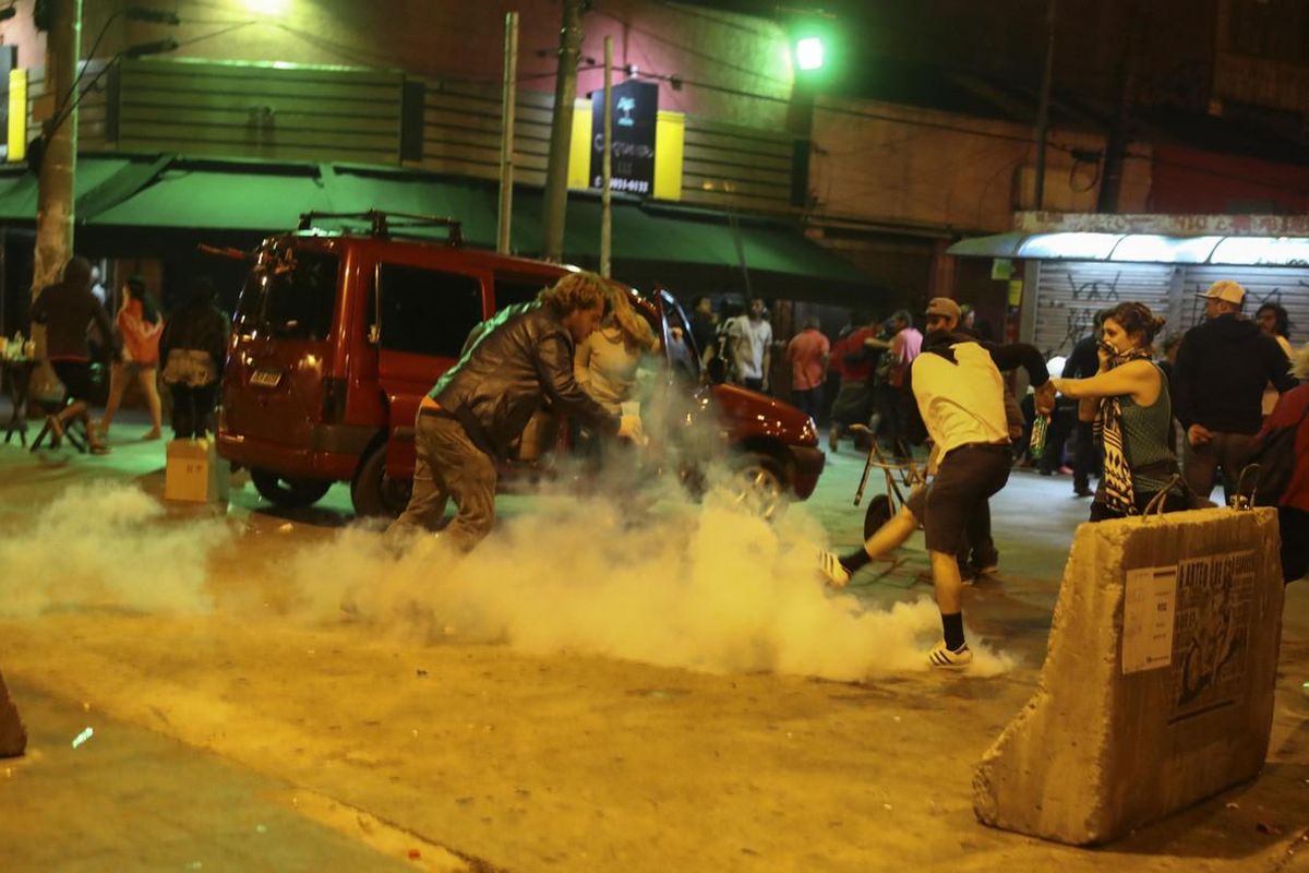 BRA50. SAO PAULO (BRASIL), 04/09/2016.- Simpatizantes de la destituida presidenta brasileña Dilma Rousseff patean una granada de gas en un enfrentamiento con a la policía durante la protesta hoy, domingo 4 de septiembre de 2016, en Sao Paulo (Brasil). EFE/Sebastião Moreira BRA50. SAO PAULO (BRASIL), 04/09/2016.- Simpatizantes de la destituida presidenta brasileña Dilma Rousseff patean una granada de gas en un enfrentamiento con a la policía durante la protesta hoy, domingo 4 de septiembre de 2016, en Sao Paulo (Brasil). EFE/Sebastião Moreira