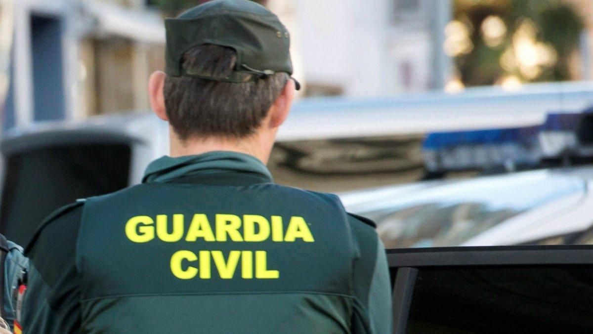 Un guardia civil. Un guardia civil.