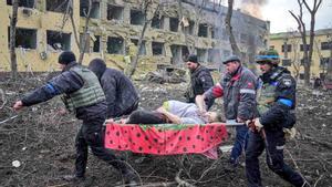 Tropes russes bombardegen l’hospital pediàtric de Mariúpol