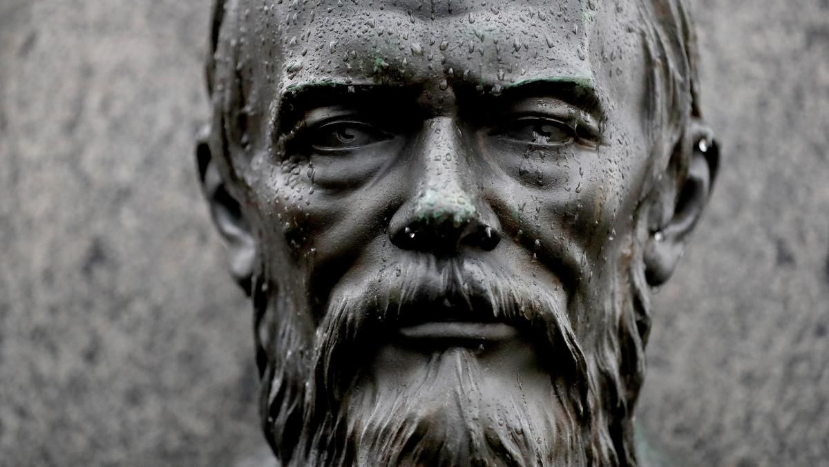 Busto de Dostoievski en la tumba del autor en San Petersburgo. Busto de Dostoievski en la tumba del autor en San Petersburgo.