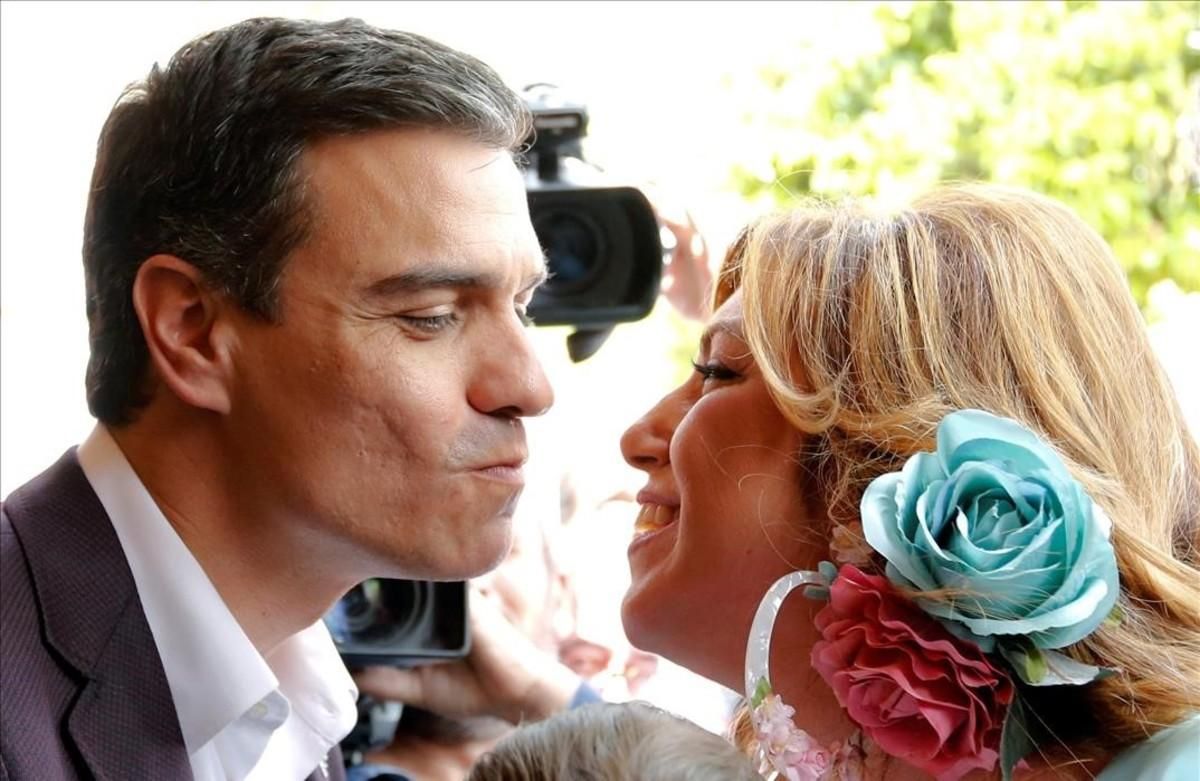 Pedro Sánchez y Susana Díaz se saludan en la Feria de Abril de Sevilla. Pedro Sánchez y Susana Díaz se saludan en la Feria de Abril de Sevilla.