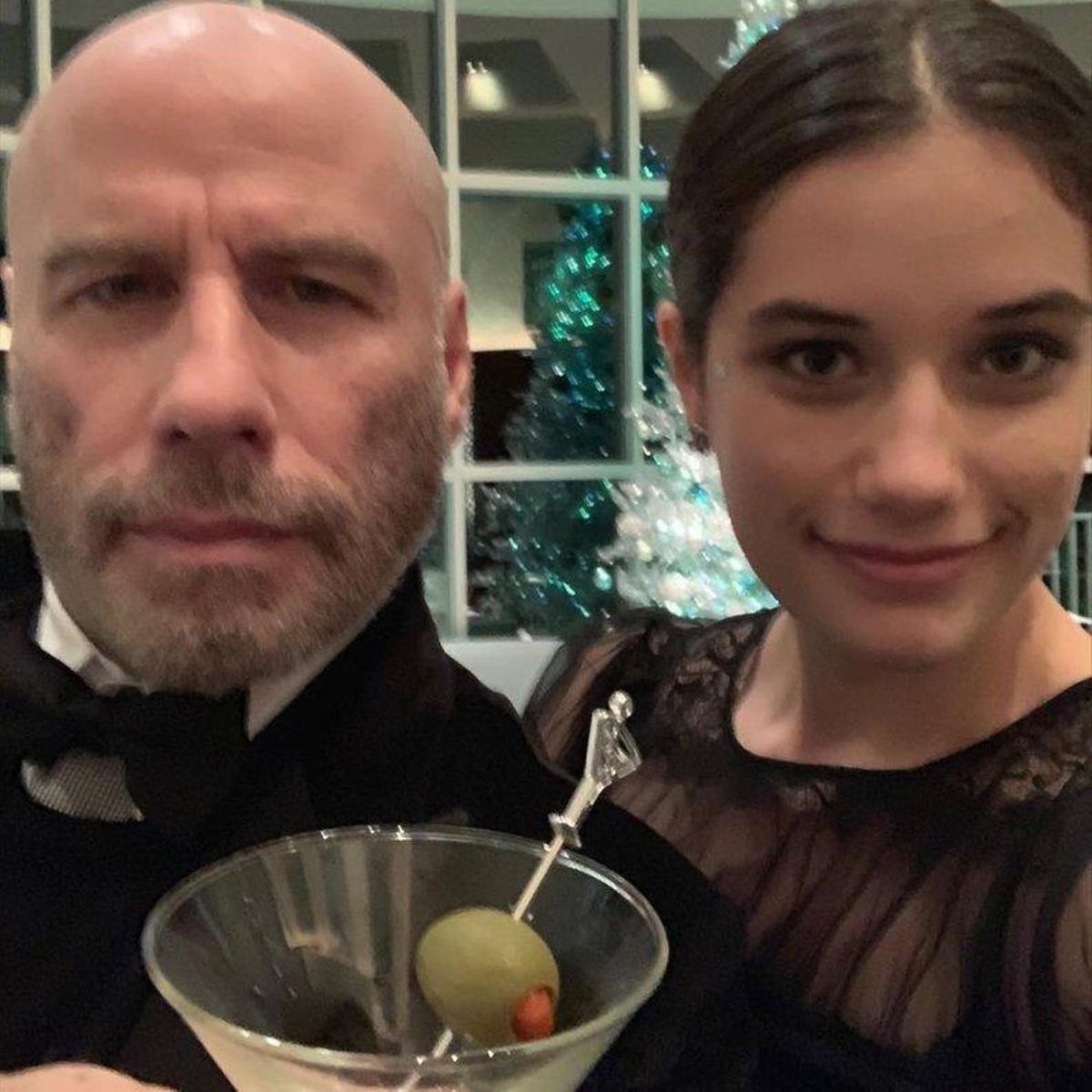 John Travolta, recién rapado, y su hija. John Travolta, recién rapado, y su hija.