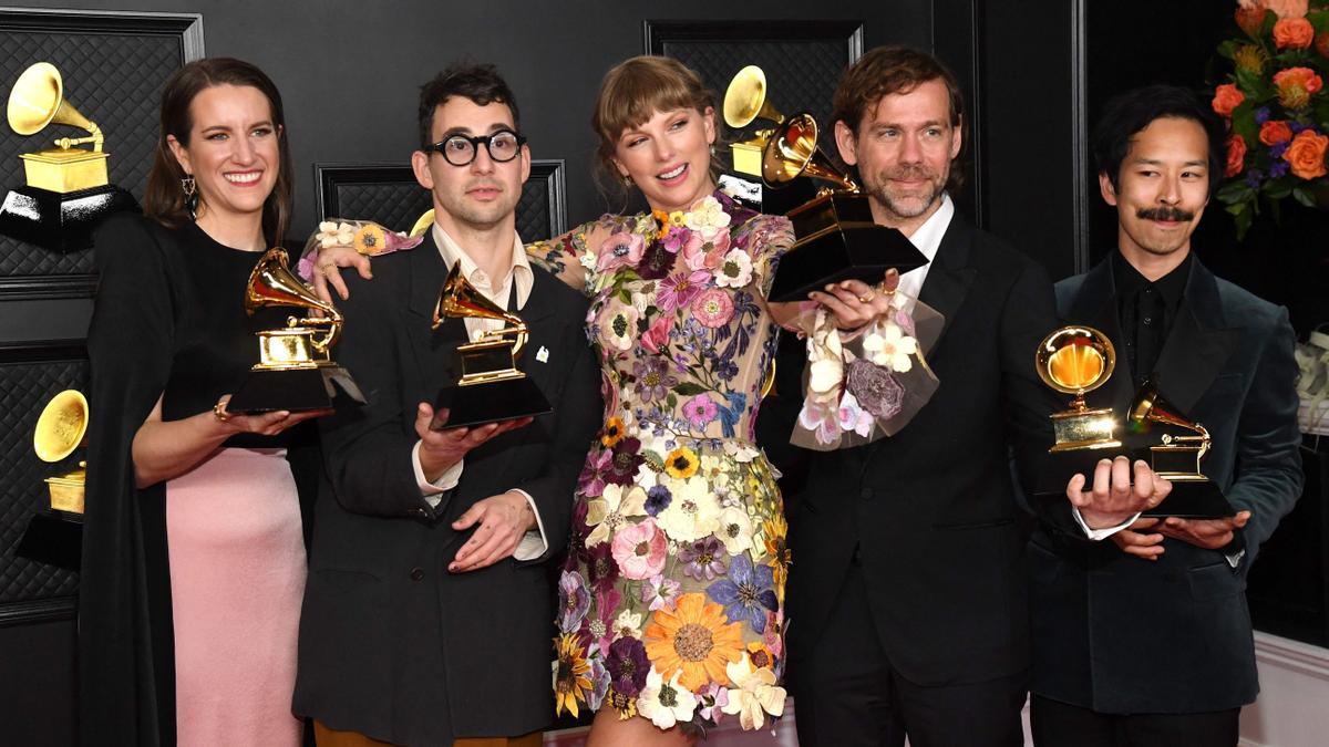 De izquierda a derecha,  Laura Sisk, Jack Antonoff, Taylor Swift, Aaron Dessner y Jonathan Low, ganadores del mejor álbum del año por ’Folklore, en la gala de los Grammy del 2021, en Los Ángeles. 