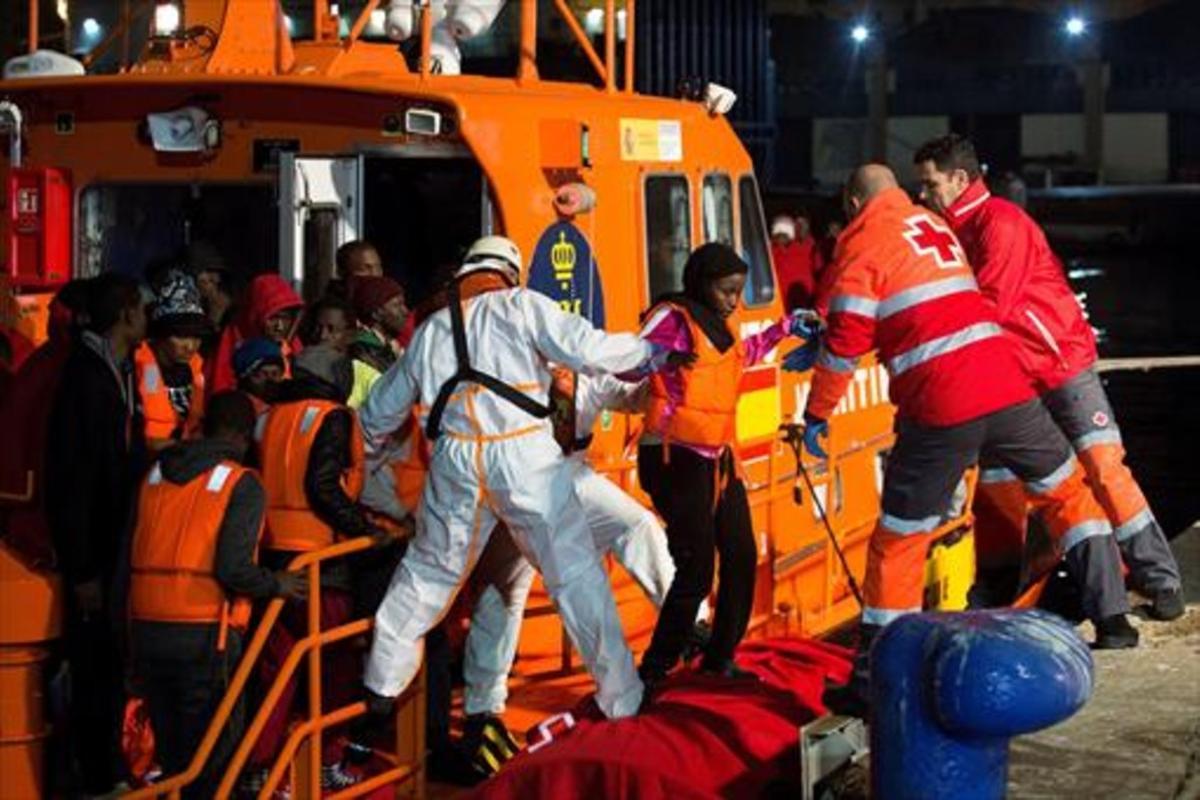 Inmigrantes rescatados por Salvamento Marítimo llegan a Málaga, ayer. Inmigrantes rescatados por Salvamento Marítimo llegan a Málaga, ayer.