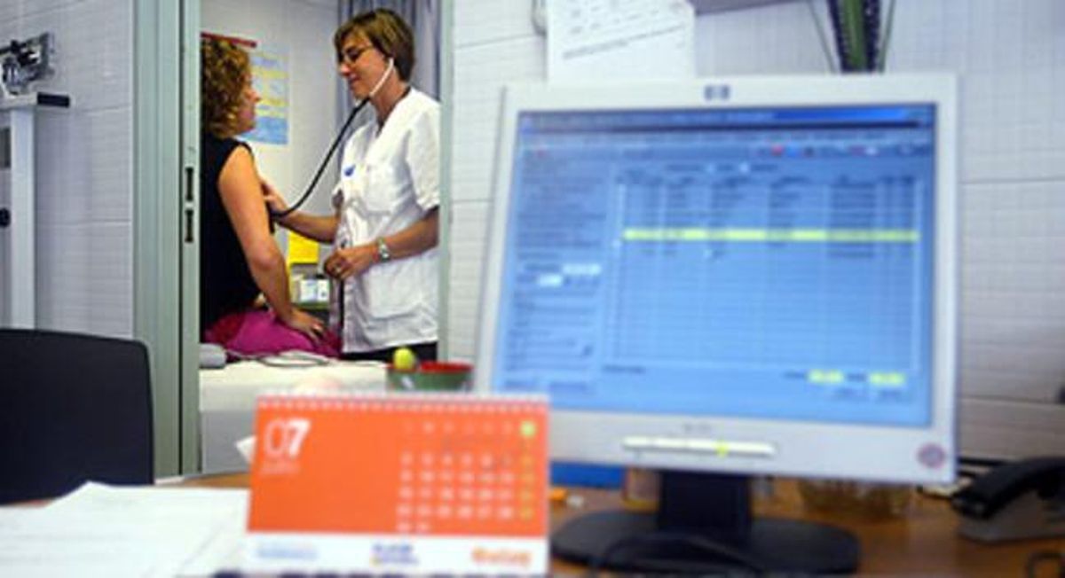 Una paciente es atendida por una doctora en el CAP Ramon Turró, en Barcelona. Una paciente es atendida por una doctora en el CAP Ramon Turró, en Barcelona.