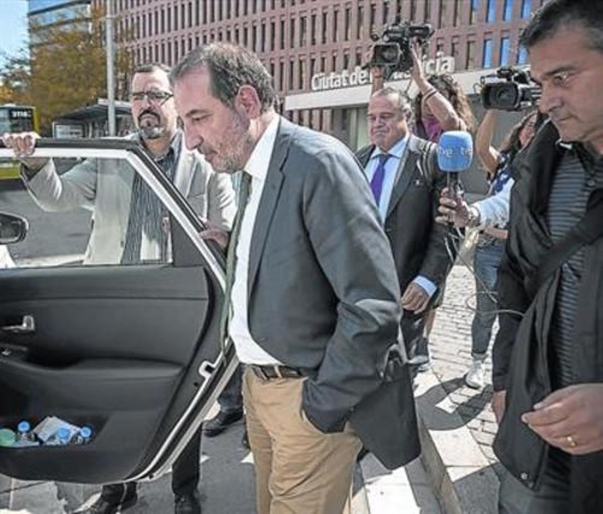 DECLARACIÓN JUDICIALRamon Espadaler, a su salida de la Ciutat de la Justícia, donde declaró ayer sobre la fortuna de Jordi Pujol Ferrusola. DECLARACIÓN JUDICIALRamon Espadaler, a su salida de la Ciutat de la Justícia, donde declaró ayer sobre la fortuna de Jordi Pujol Ferrusola.