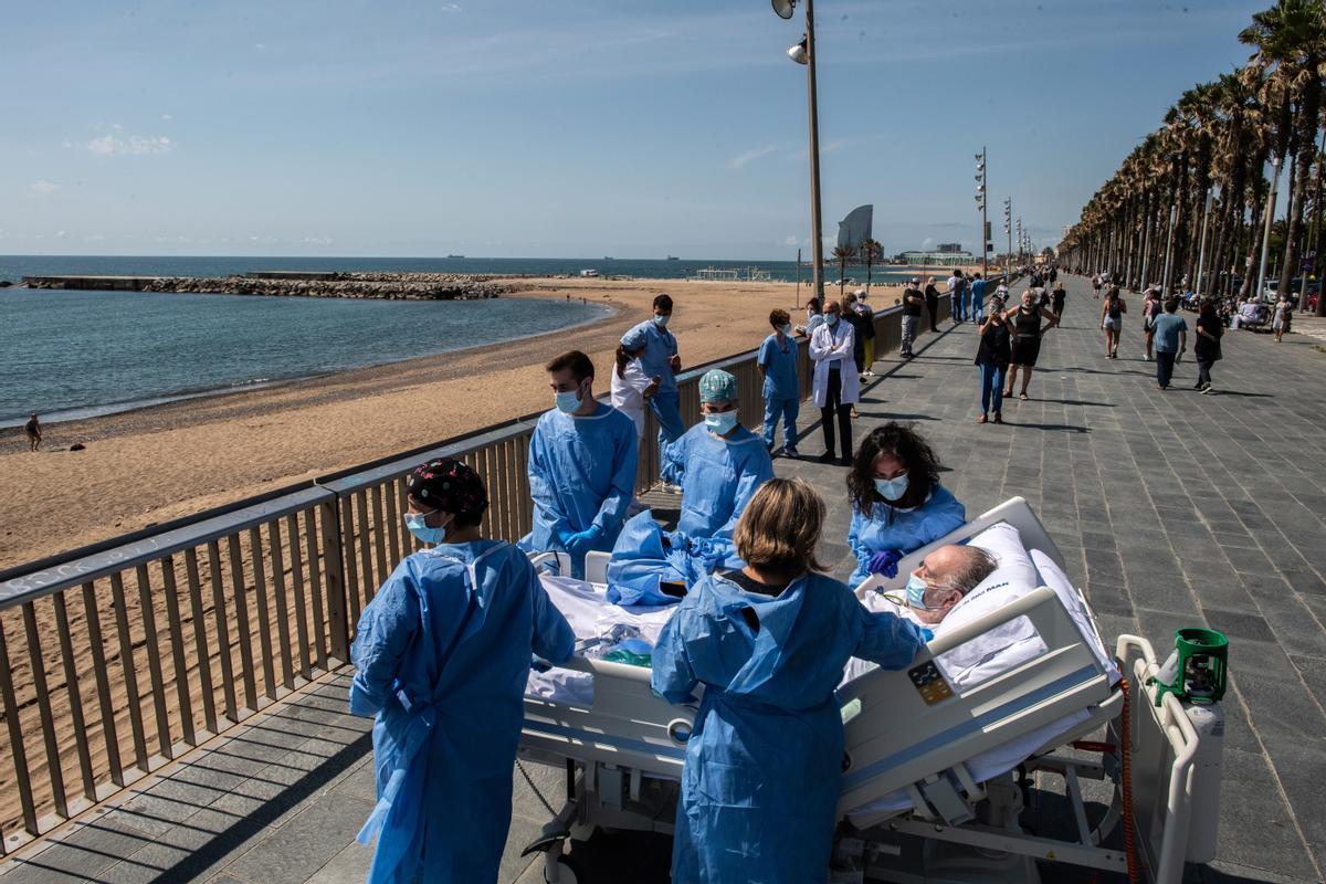 Isidre Correa, junto a su mujer y el equipo médico del Mar, frente a la playa de Barcelona, el pasado junio.