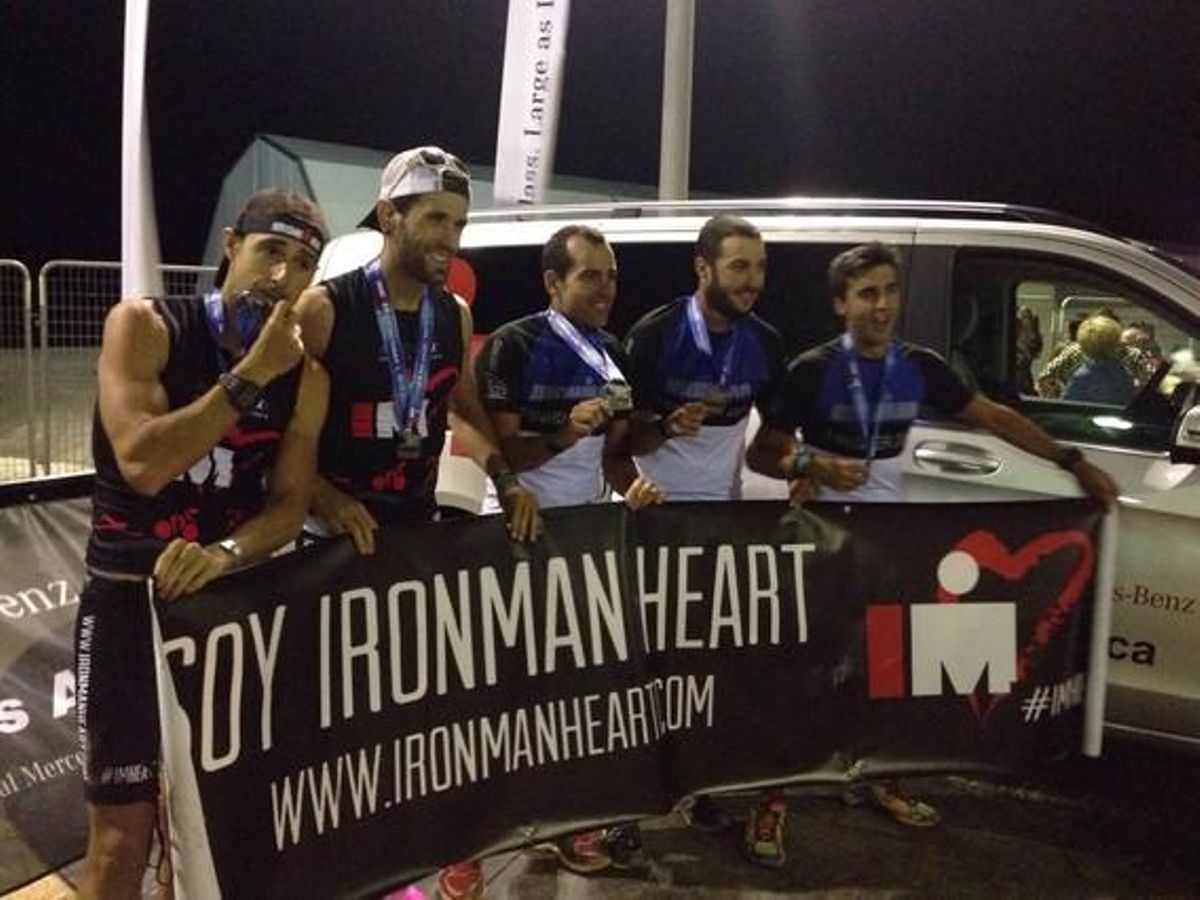 El colomense Raul Santos (a la derecha) con Javier Córdoba, Alberto Bermejo, Jonathan Hernández y Alberto Martínez tras terminar el Ironman de Barcelona. El colomense Raul Santos (a la derecha) con Javier Córdoba, Alberto Bermejo, Jonathan Hernández y Alberto Martínez tras terminar el Ironman de Barcelona.