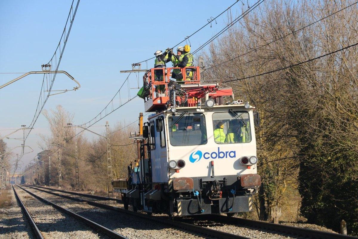 Operarios trabajan para reparar la catenaria entre Girona y Caldes de Malavella. Operarios trabajan para reparar la catenaria entre Girona y Caldes de Malavella.
