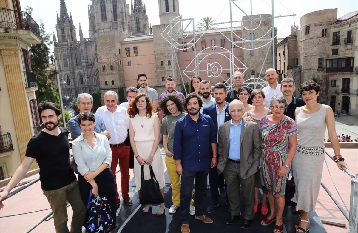 Arquitectos y representantes de instituciones, en la terraza del Col.legi d’Arquitectes con vistas a la Catedral de Barcelona. Arquitectos y representantes de instituciones, en la terraza del Col.legi d’Arquitectes con vistas a la Catedral de Barcelona.