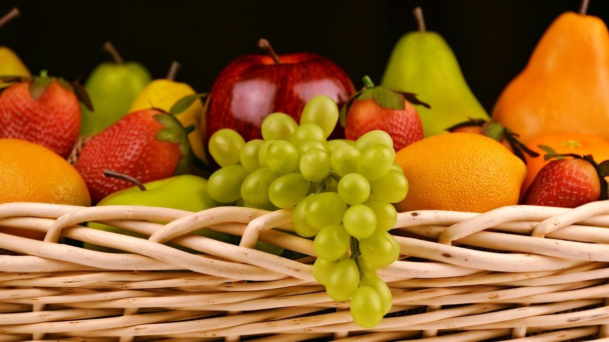 Una cesta con fruta Una cesta con fruta