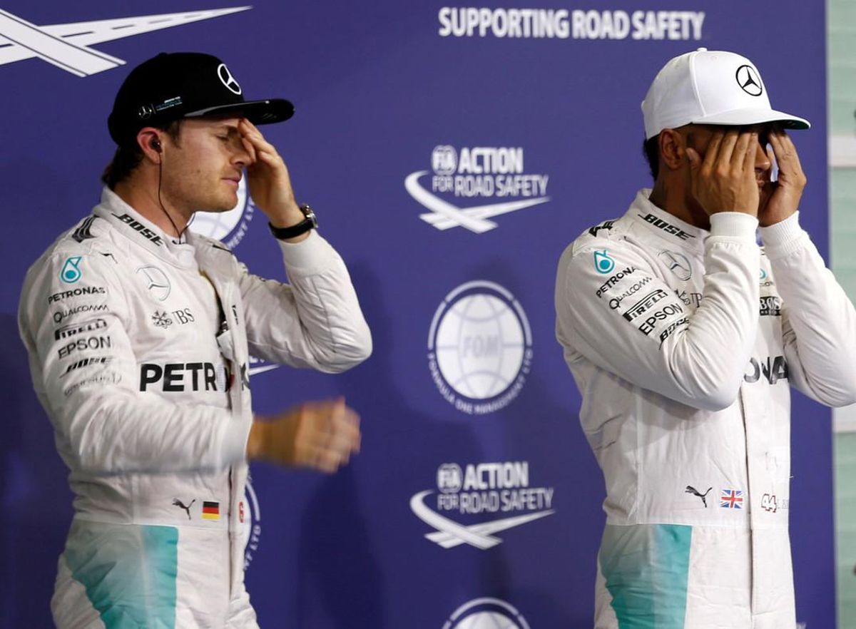 Nico Rosberg y Lewis Hamilton tras las calificaciones en Abu Dabi, este sábado. Nico Rosberg y Lewis Hamilton tras las calificaciones en Abu Dabi, este sábado.