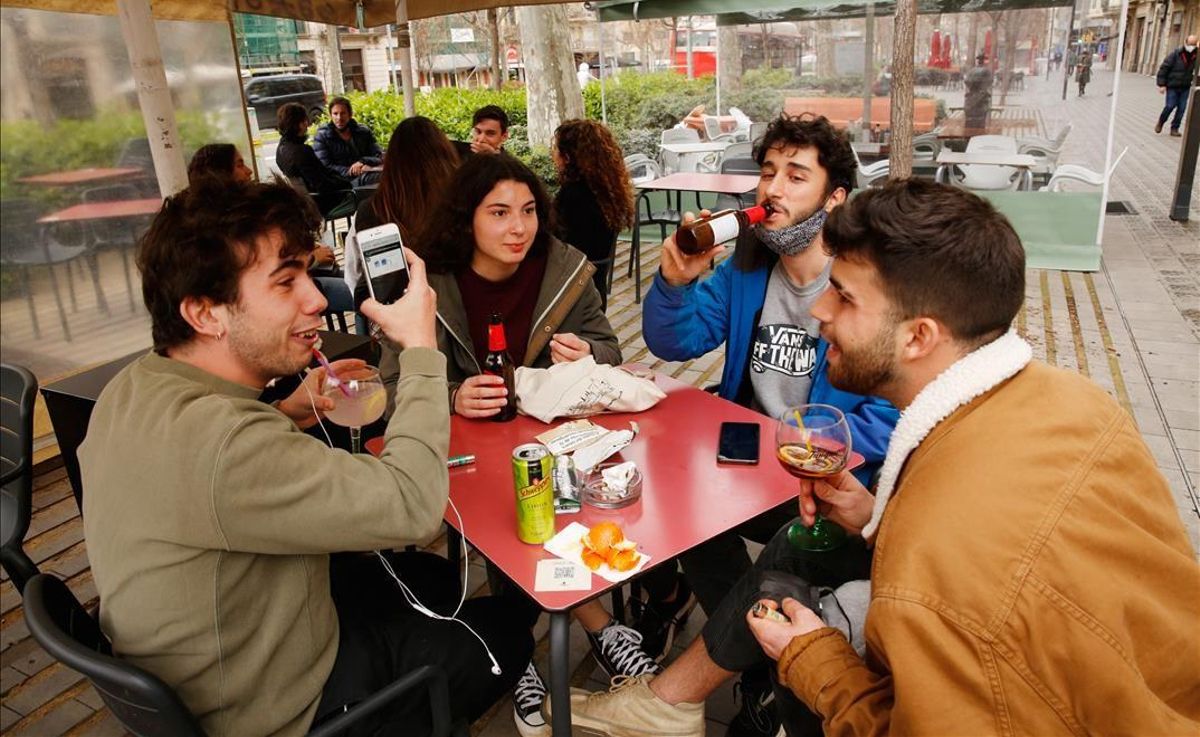 Jóvenes en una terraza del paseo de Sant Joan, en Barcelona. Jóvenes en una terraza del paseo de Sant Joan, en Barcelona.