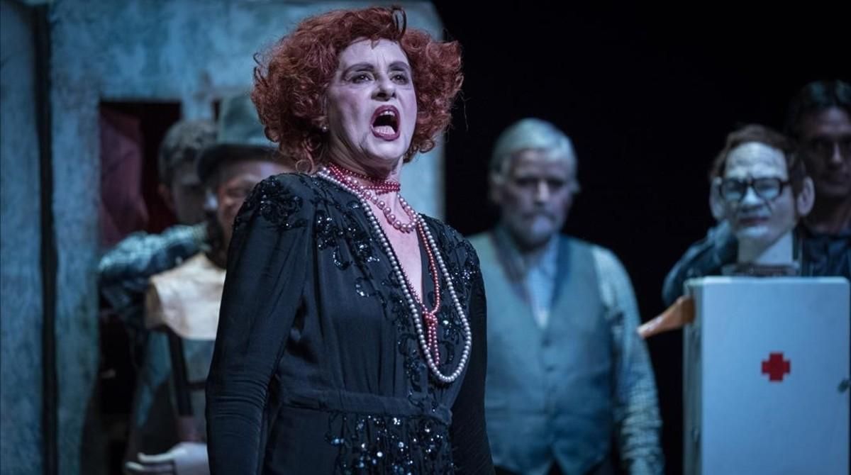 Vicky peña, en un momento de ’La visita de la vella dama’. Vicky peña, en un momento de ’La visita de la vella dama’.