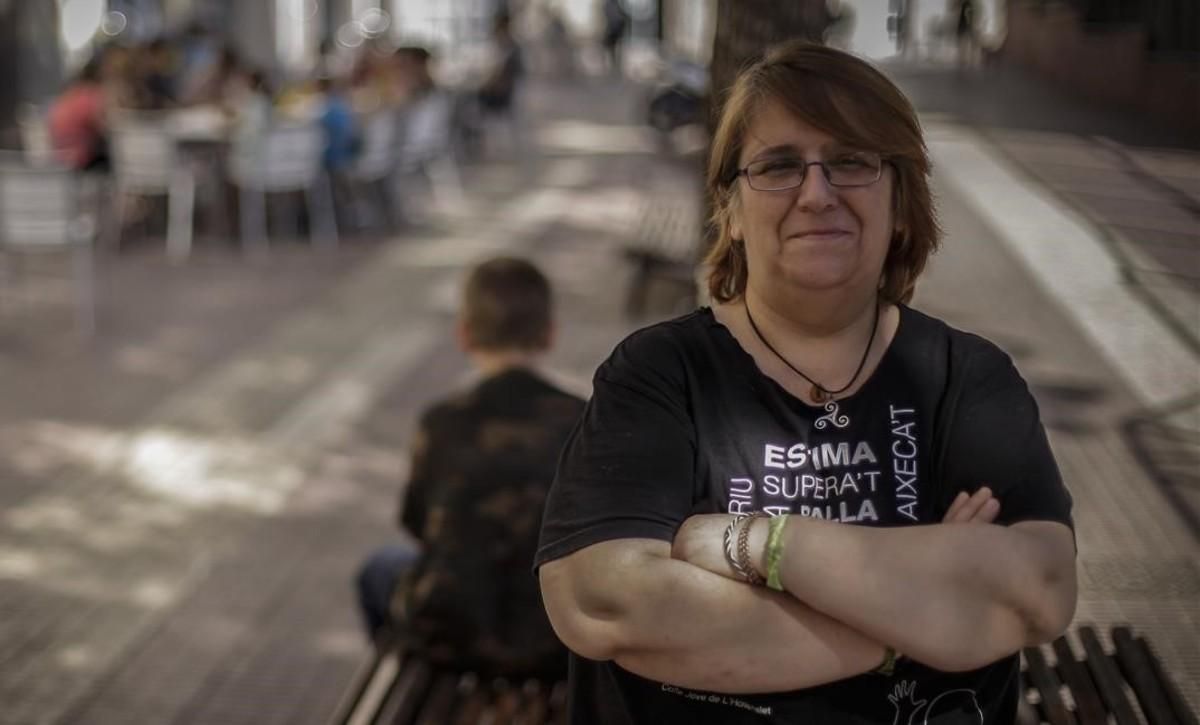 Olga Martínez posa en una plaza de L’Hospitalet, con su hijo menor (de espaldas) tras ella. Olga Martínez posa en una plaza de L’Hospitalet, con su hijo menor (de espaldas) tras ella.