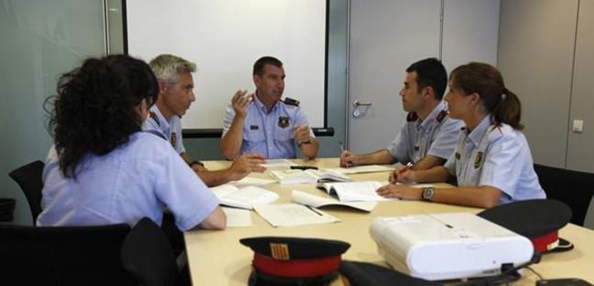 Una reunión de la Unidad de Mediación de los Mossos, con el inspector Xavier Pastor en el centro. Una reunión de la Unidad de Mediación de los Mossos, con el inspector Xavier Pastor en el centro.