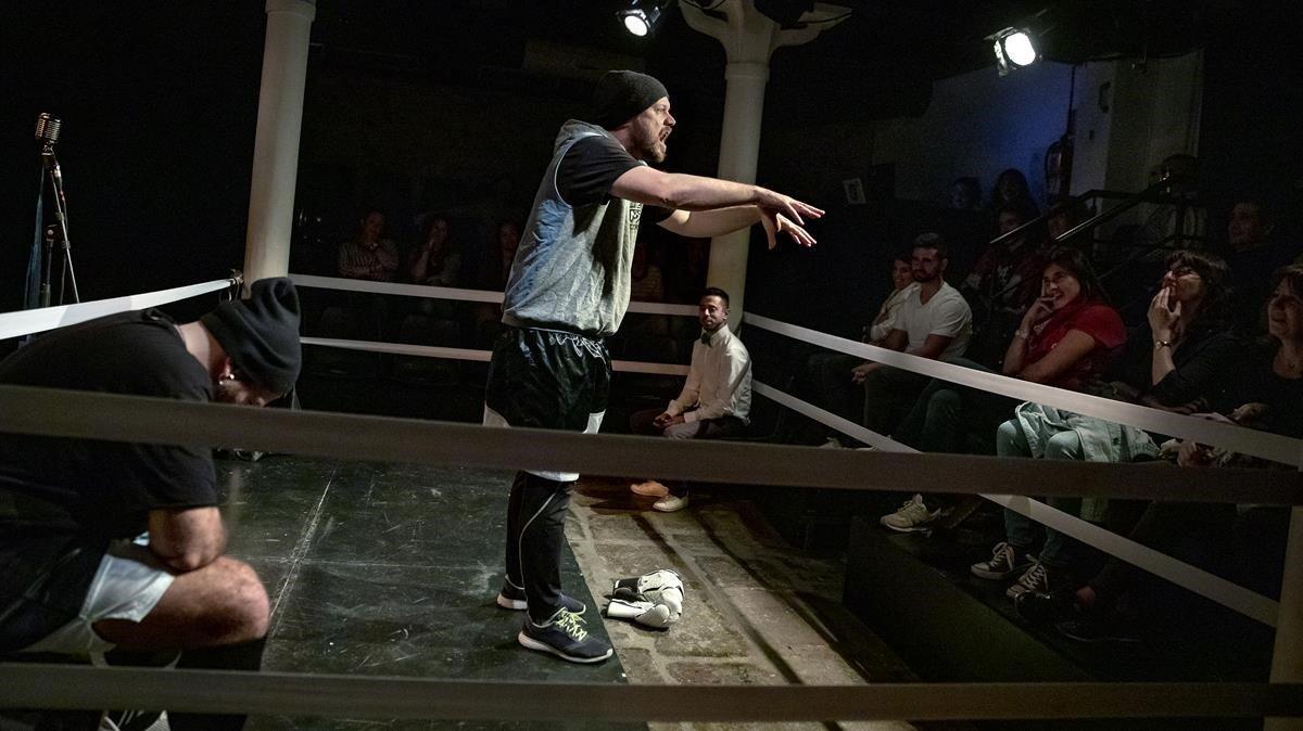 Dani Orviz suelta un gancho en verso tras arrinconar entre las cuerdas a Salva Soler, en el ring de Almazen.  