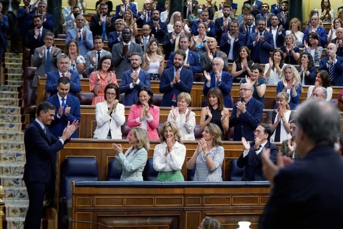 El presidente del Gobierno, Pedro Sánchez, aplaudido por su Gobierno y la bancada socialista, durante el arranque del debate del estado de la nación, este 12 de julio de 2022 en el Congreso.