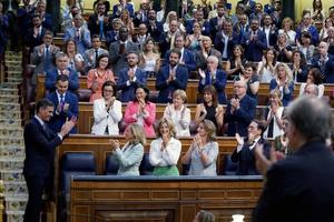 El presidente del Gobierno, Pedro Sánchez, aplaudido por su Gobierno y la bancada socialista, durante el arranque del debate del estado de la nación, este 12 de julio de 2022 en el Congreso.