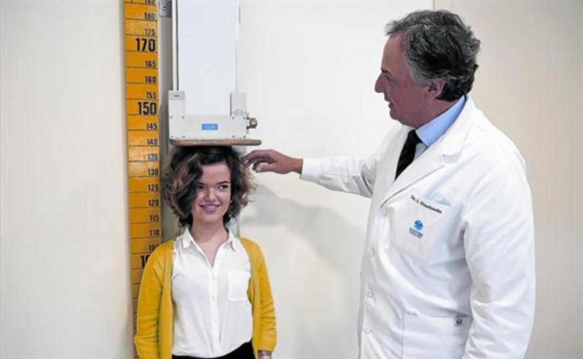 SEGUIMIENTO MÉDICO.Marina Gaspar, durante una visita de control en la Unidad de Patología del Crecimiento del Hospital Universitario Quirón Dexeus, donde se han realizado, desde 1999, 342 alargamientos de huesos. SEGUIMIENTO MÉDICO.Marina Gaspar, durante una visita de control en la Unidad de Patología del Crecimiento del Hospital Universitario Quirón Dexeus, donde se han realizado, desde 1999, 342 alargamientos de huesos.