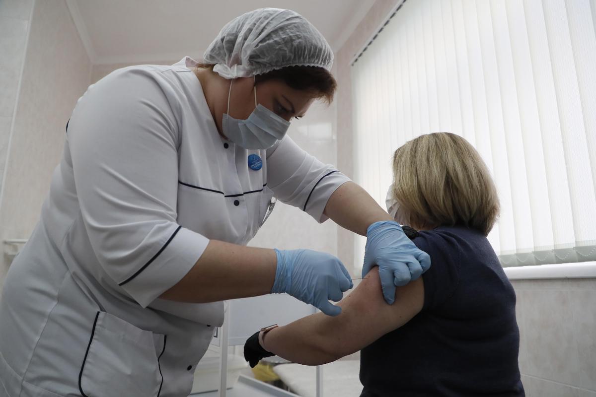 Una enfermera suministra la vacuna Sputnik a una mujer en Moscú.