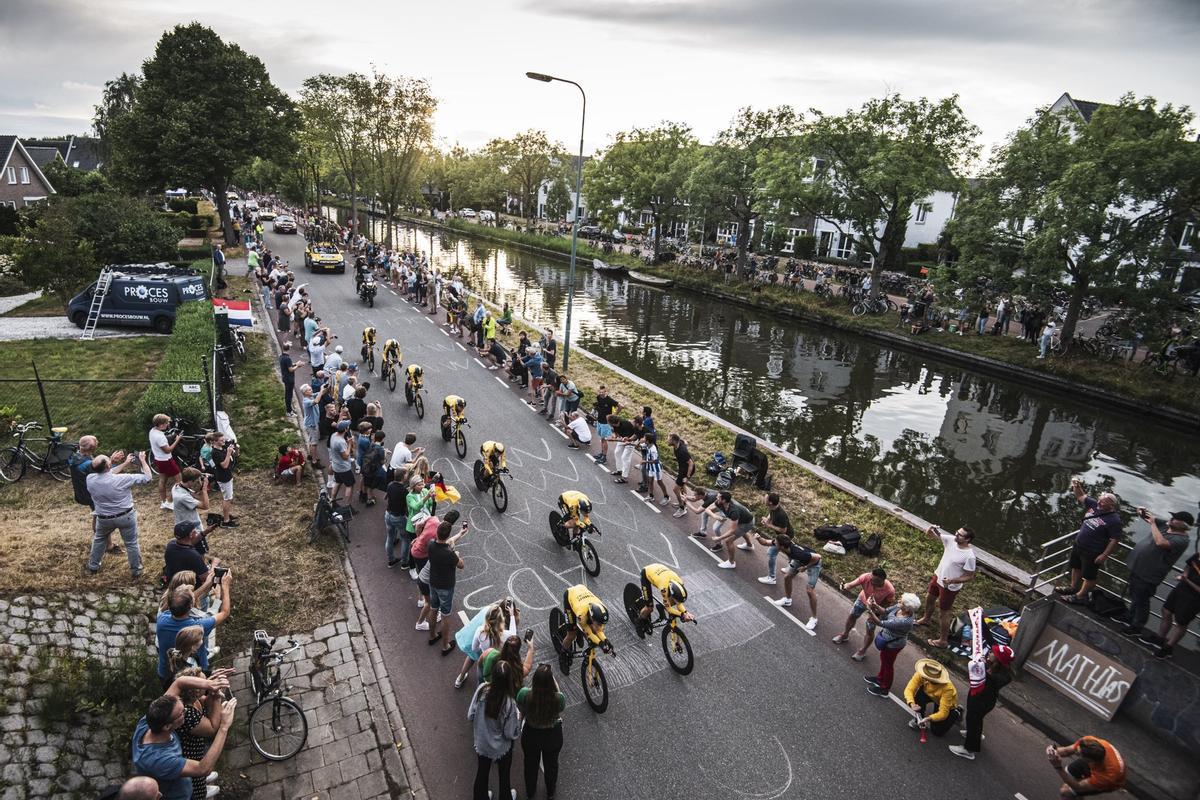 El conjunto Jumbo, antes de ganar la primera etapa, animado por el público de Utrecht.