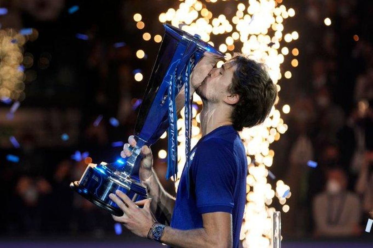 Zverev besa el trofeo de campeón del Maters. Zverev besa el trofeo de campeón del Maters.