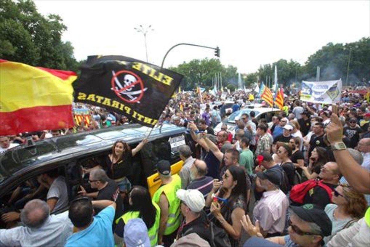 Protesta de taxistas en Madrid contra Uber y Cabify, el 30 de mayo. Protesta de taxistas en Madrid contra Uber y Cabify, el 30 de mayo.