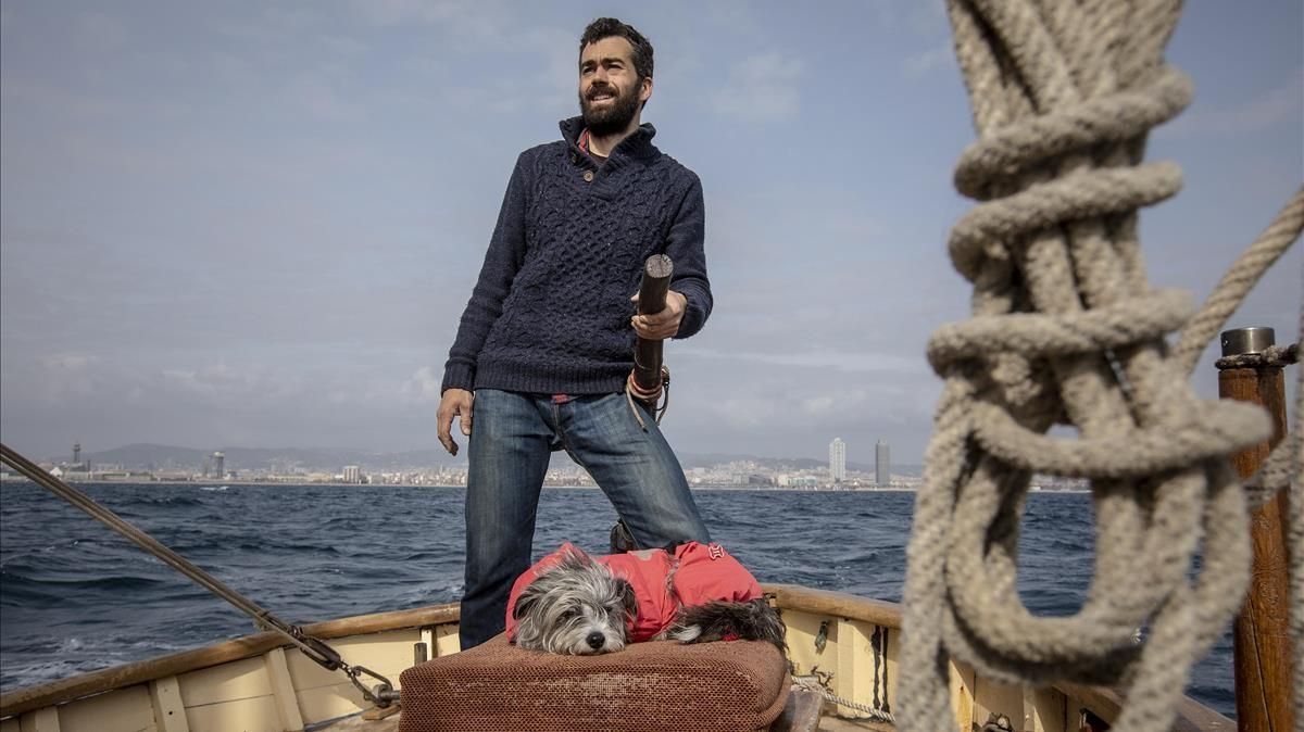 Sergi R. Basolí y Nirvana navegan a bordo del ’Ría de Ferrol’, el velero de 1949 con el que saldrán a avistar ballenas. Sergi R. Basolí y Nirvana navegan a bordo del ’Ría de Ferrol’, el velero de 1949 con el que saldrán a avistar ballenas.