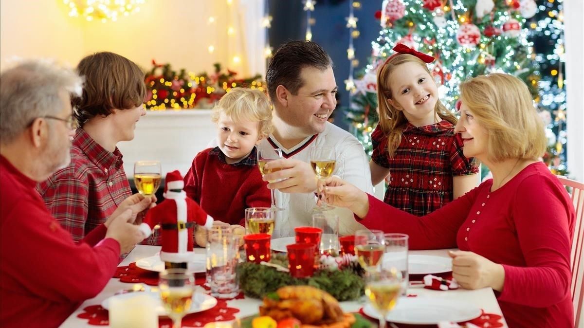 Una cena navideña en familia. Una cena navideña en familia.