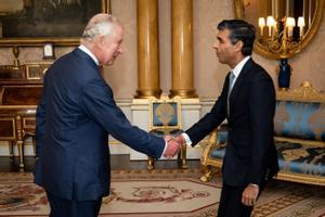 Rishi Sunak saluda al rey Carlos, durante su encuentro en Buckingham este martes.