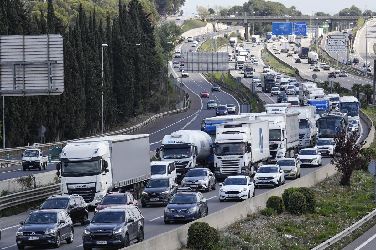 Congestión de vehículos en la AP-7, a la altura de Sant Cugat del Vallès, durante la operación salida.